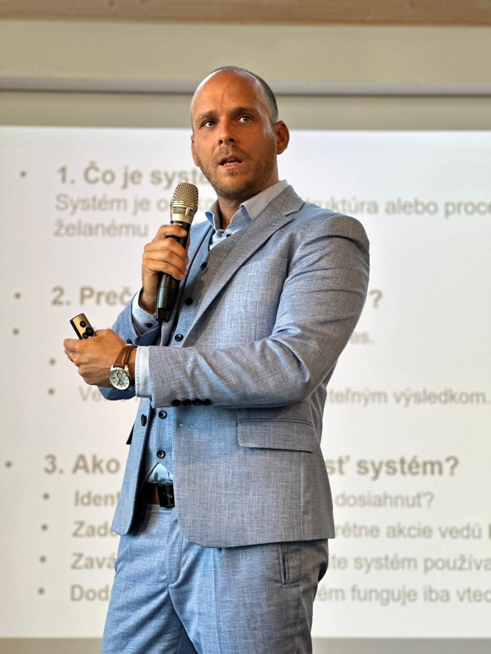 Juraj Kisela prednáša na pódiu